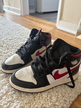 Nike Jordan 1 Retro Kids 5.5Y Black Gym Red